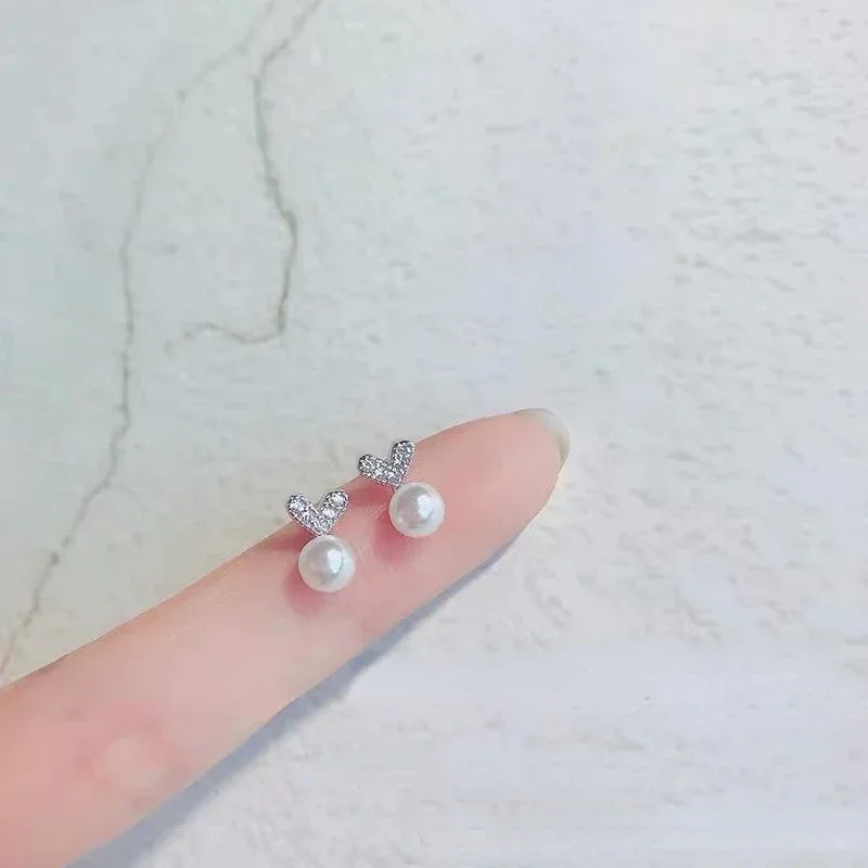Brincos Coração com Pérola – Elegância Coreana