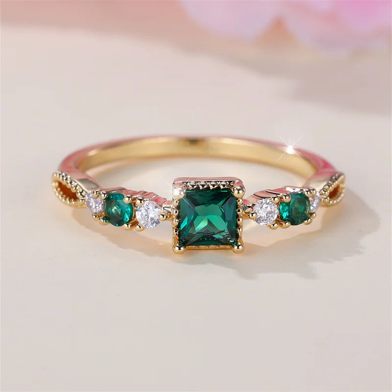 Anel Minimalista com Pedra Verde – Elegância Atemporal