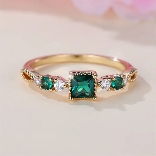 Anel Minimalista com Pedra Verde – Elegância Atemporal