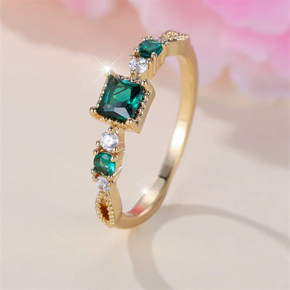Anel Minimalista com Pedra Verde – Elegância Atemporal